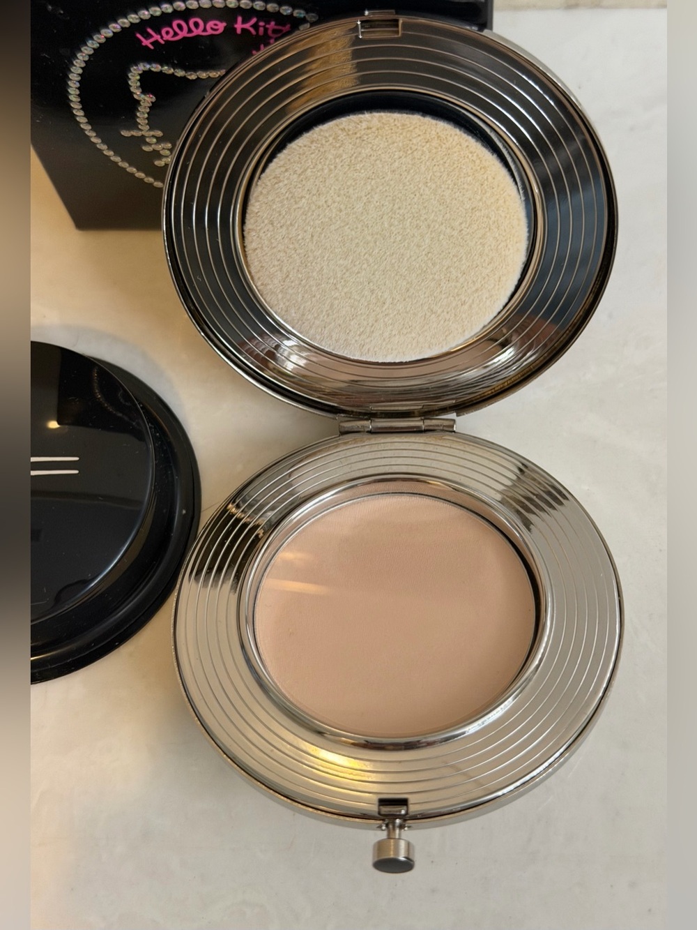 M•A•C Hello Kitty Sheer Mystery Pressed Powder Compact Light New in Box - Picture 7 of 8
